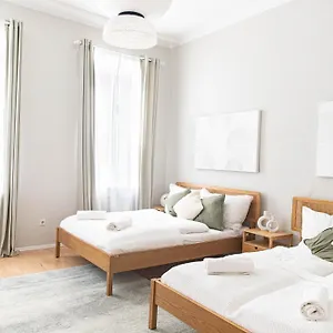 https://spacious-apartment-3-min-to-u1-reumannplatz.vienna-besthotels.com